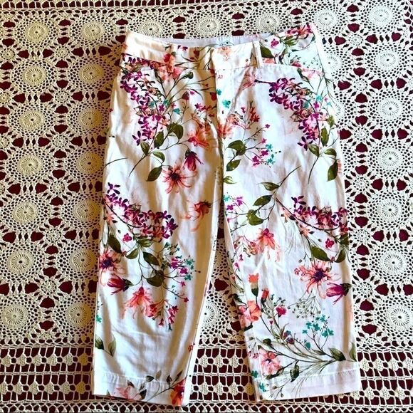 NWOT St John’s Bay 4P Floral Capris - Picture 2 of 8